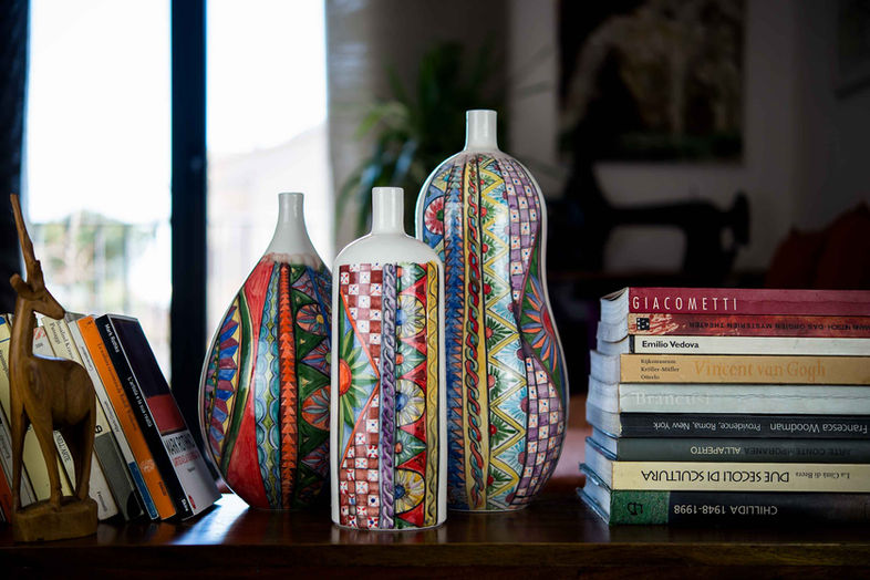 Bouteille en céramique avec décoration géométrique sur la charrette sicilienne, très colorée mais avec un design moderne et contemporain.