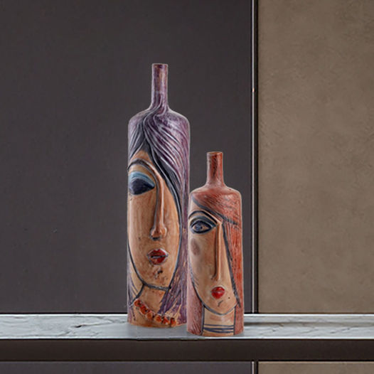 Vaso bottiglia di ceramica scolpito volto di donna, stilizzata di design contemporaneo.