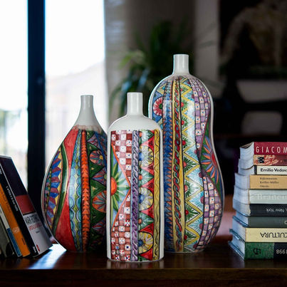 Vasi bottiglia molto colorati con motivo geometrico del carretto siciliano. Danno un tocco di luce e modernità al living di casa nostra.