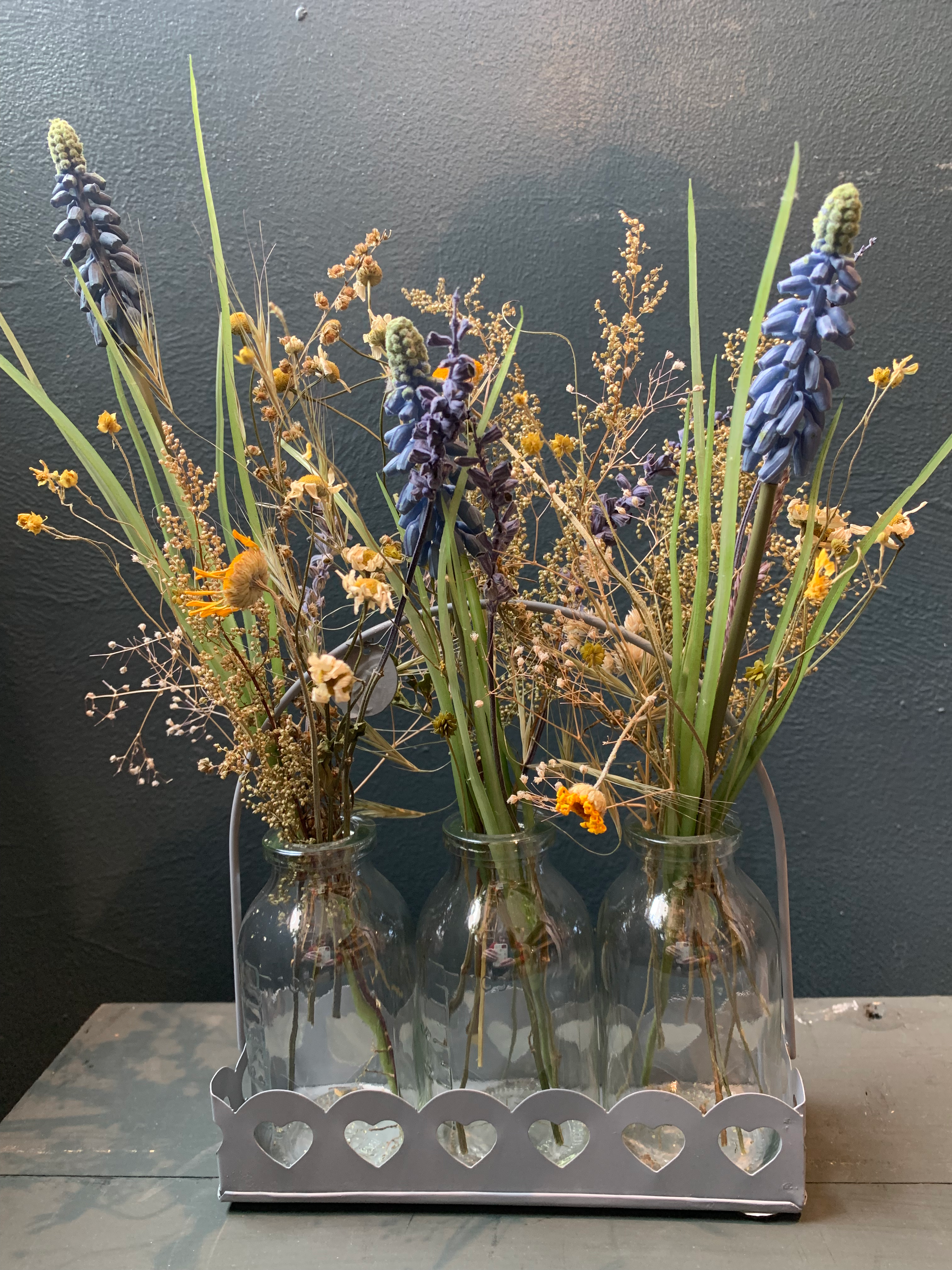 Vasenarrangement mit künstlichen Blumen