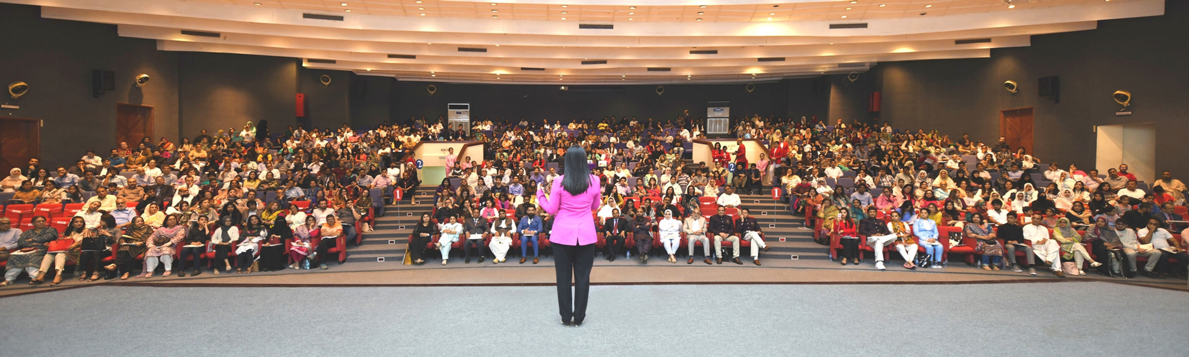 Large audience at Futuristic Learning's super-learning inauguration workshop with 700 plus attendees representing the scale of on-site corporate training programs