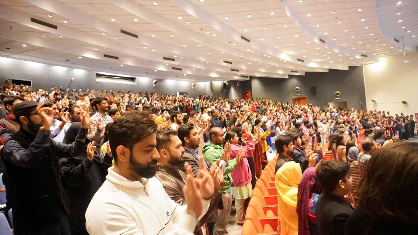 Sania Alam conducting super-learning mind mapping workshop to over 700 corporate professionals representing Futuristic Learning's large-scale on-site training events