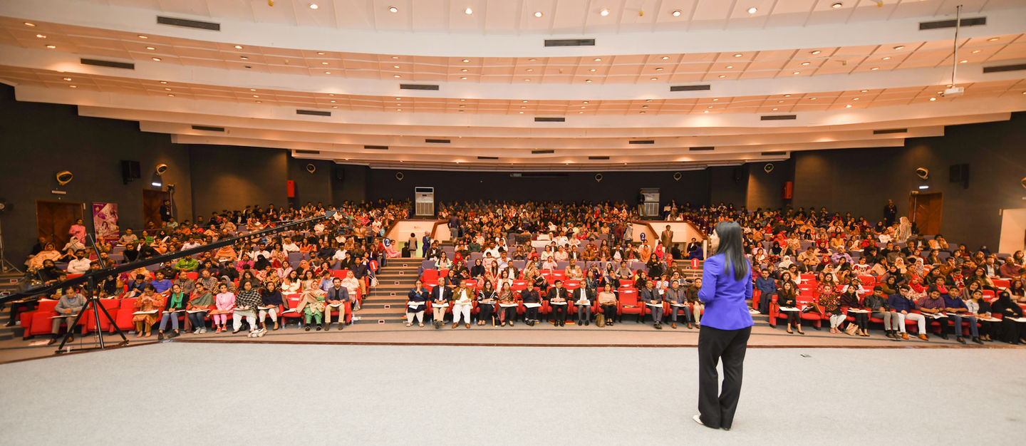 Sania Alam conducting super-learning mind mapping workshop to over 700 corporate professionals representing Futuristic Learning's large-scale on-site training events
