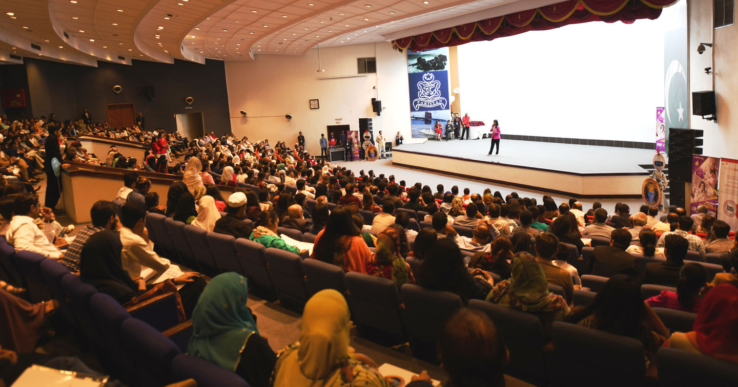 Large audience at Futuristic Learning's super-learning inauguration workshop with 700 plus attendees representing the scale of on-site corporate training programs