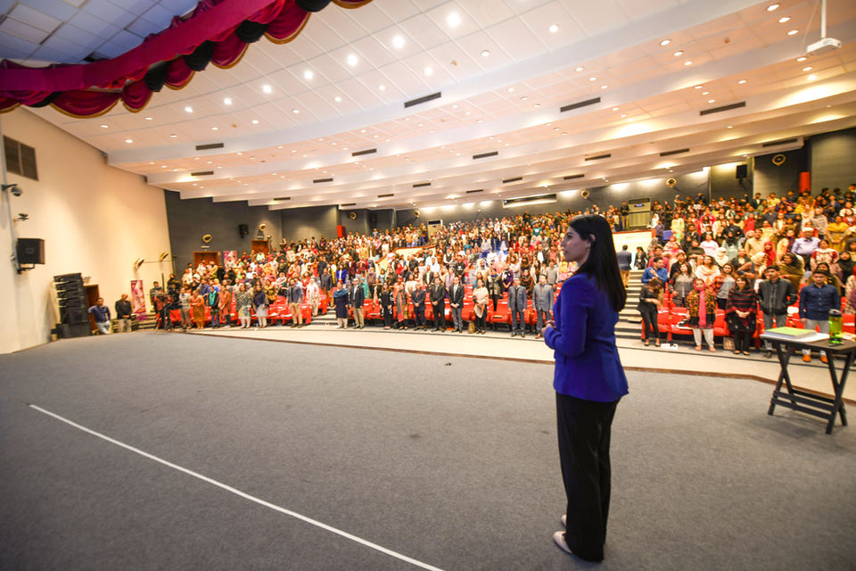 Sania Alam conducting super-learning mind mapping workshop to over 700 corporate professionals representing Futuristic Learning's large-scale on-site training events