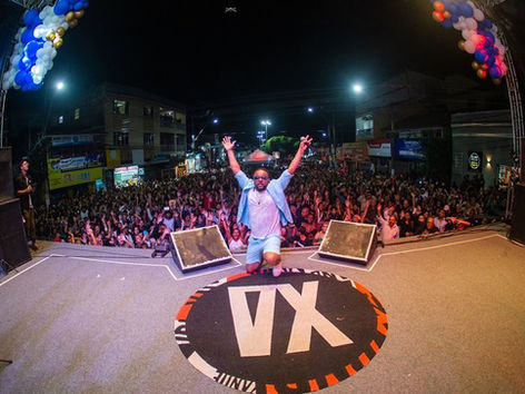 Xande de Pilares encerra programação musical do 406º aniversário de São Pedro da Aldeia