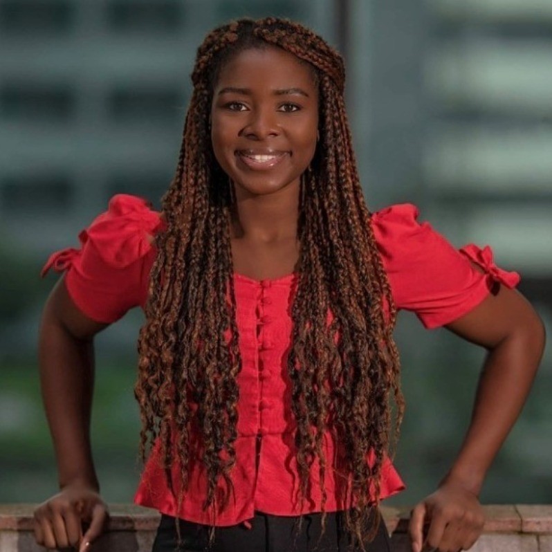 Profilbild Christelle Tchuisse LinkedIn farbig.jpg