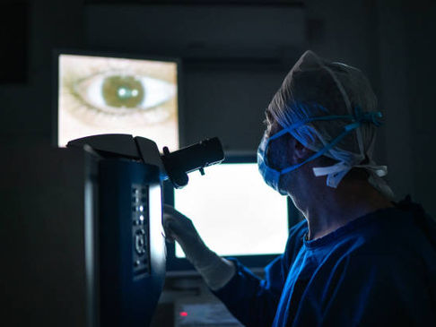 Is lens replacement surgery safe for diabetics?