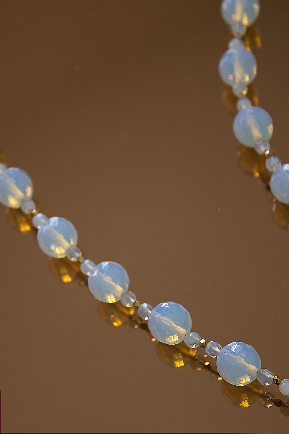 Syntetyczny fasetowany opal i hematyt w kolorze złota