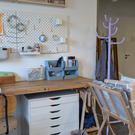 bunte Kunstwerke, Atelier in Marburg, Kunstatelier im Schwanhof, Designerteile, bunte Kunstwerke, Atelier in Marburg, Kunstatelier im Schwanhof, Designerteile, Kunstausstellung, Ausstellung Marburg, Kunst in Marburg, Marburg, Künstlerin Marburg, Acrylgemälde, naive Kumst, originale Kunstwerke, Mischtechniken, Firmenschild, Atelier in Marburg, Schwanhof Marburg, Gemeinschaftsatelier, Atelier fünf,