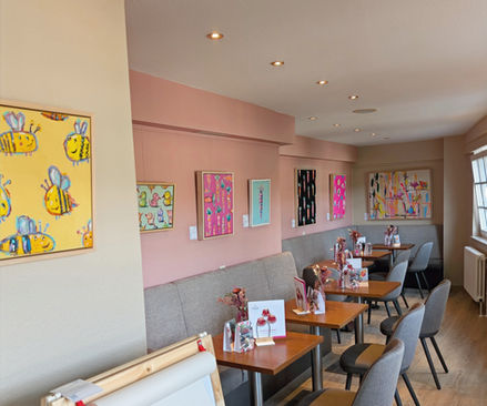 Ausstellung bei der Konditorei Klingelhöfer, Kunstausstellung, neonfarende Kunstwerke