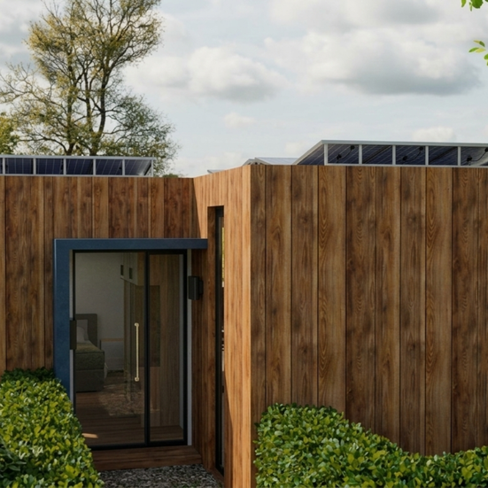 Tiny House mit Holzfassade, Glas-Schiebetür und Solarpaneelen auf dem Dach, umgeben von Garten und Hecken.