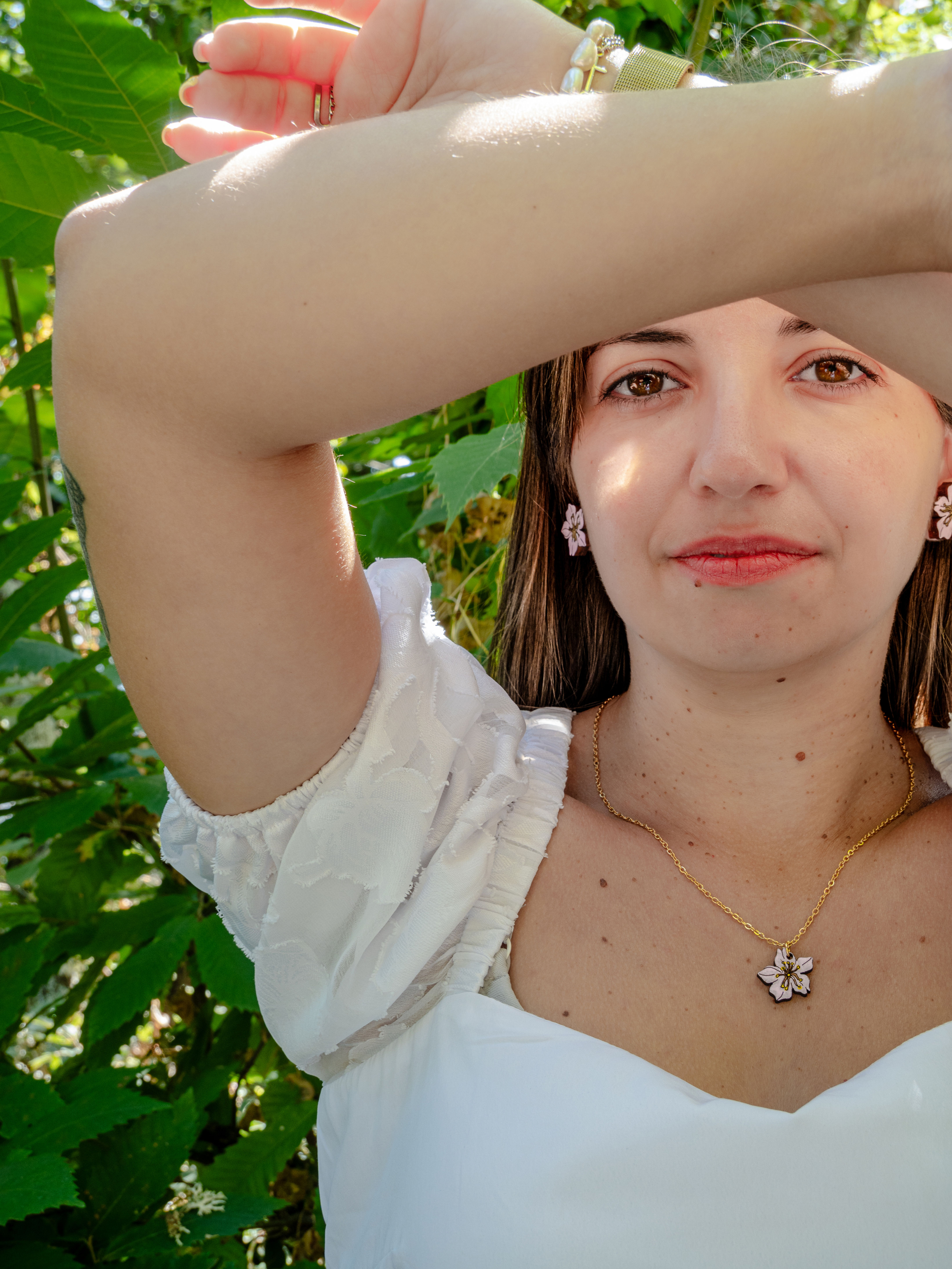 Flor de Cerejeira branca e dourada - Colar