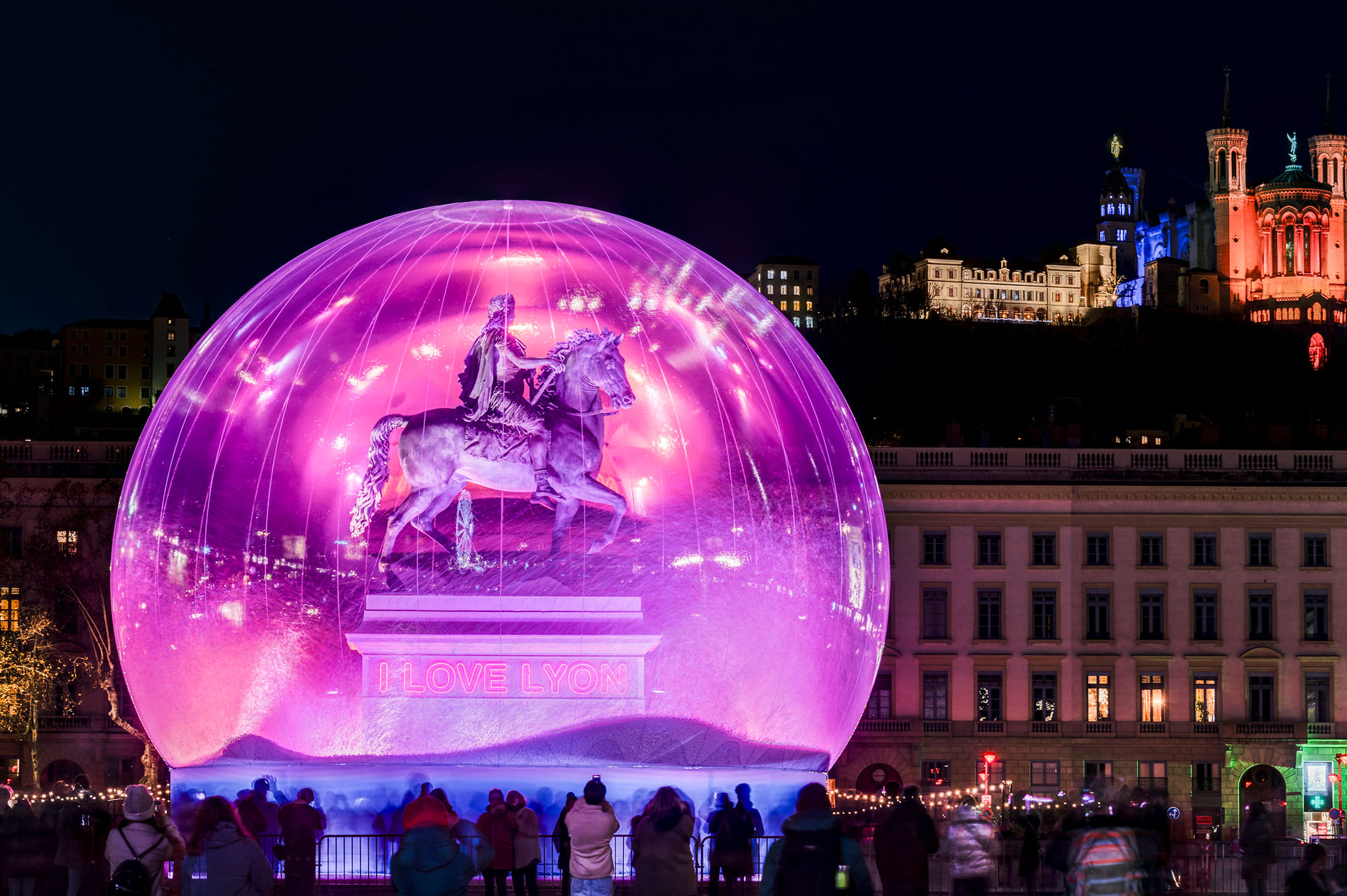 Jacques Rival et Air Toiles Concept  - La boule à neige iconique de la fete des lumières