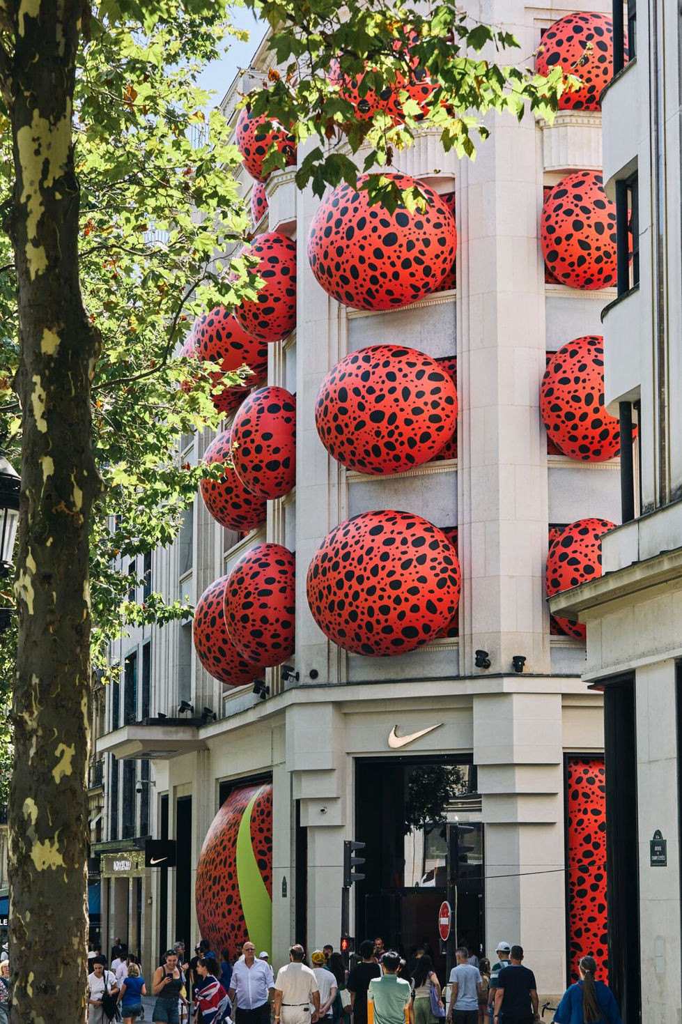Creation of spheres for the facade of the Nike innovation house, Champs Élysées, Air Toiles Concept