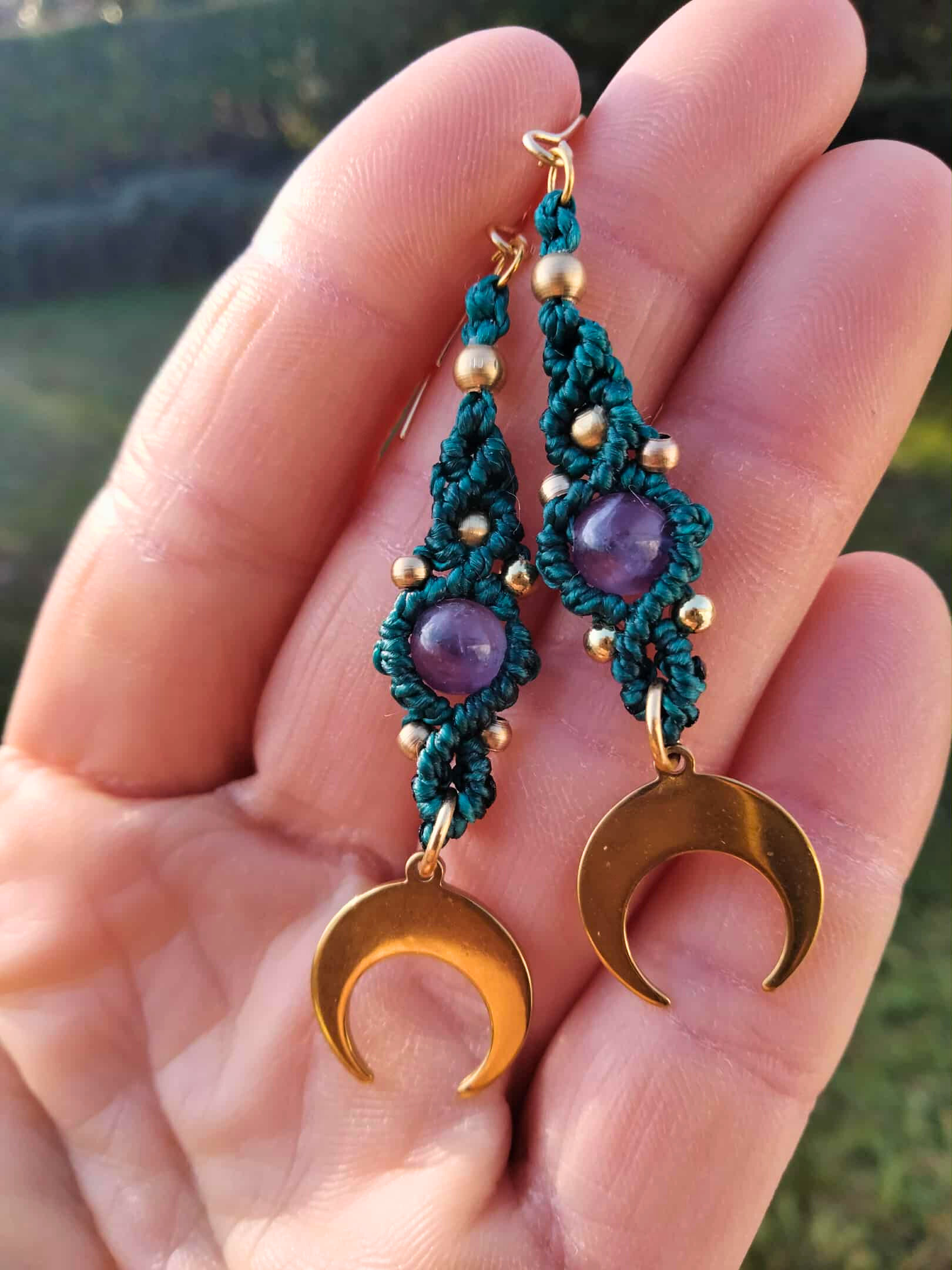 đBoucles dâOreilles LUNA en MacramĂ© - Lunes DorĂ©es - Plusieurs colorisđ