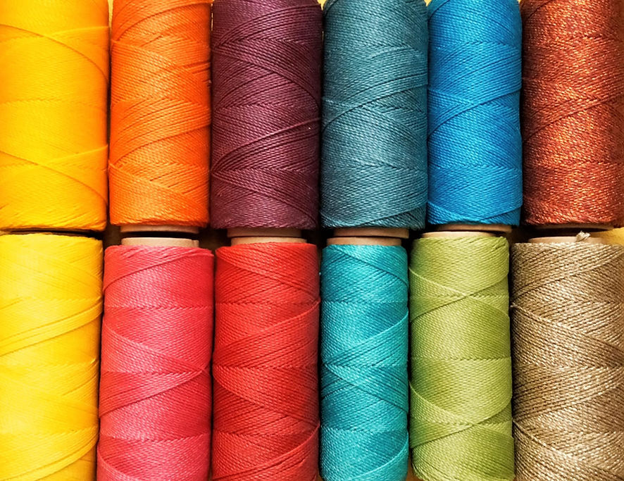 Photo bobines de fils colorés-min.jpg