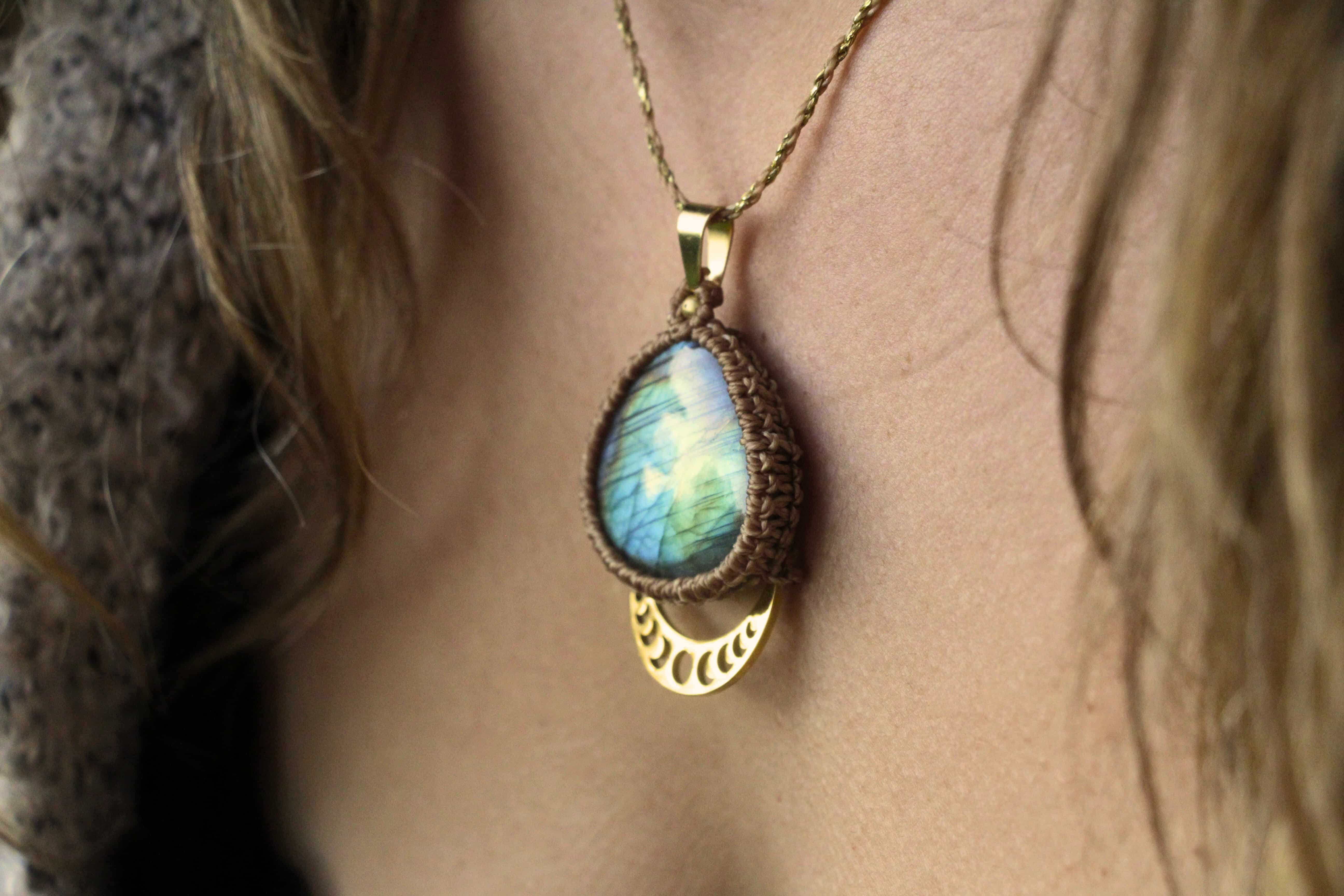 🩵 Collier en macramé réglable - Pierre naturelle de Labradorite 🩵