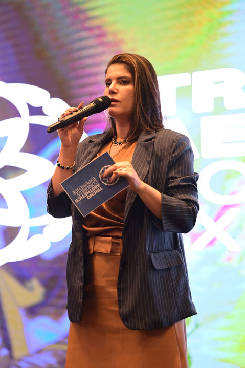 apresentadora
apresentadora de eventos
mestre de cerimônias