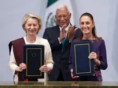 Mexico's President Claudia Sheinbaum (R) and European Commission President Ursula von der Leyen (L), next to President of the European Council Antonio Costa
