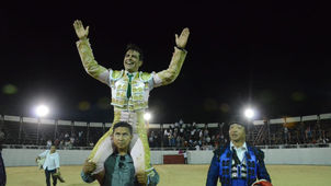 TRIUNFO ROTUNDO DE ARTURO MACÍAS AL CORTAR TRES OREJAS EN SU REAPARICIÓN