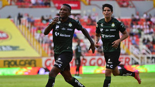 CON EL PIE IZQUIERDO