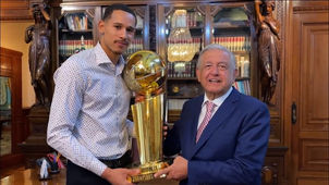 AMLO SE REUNE CON JUAN TOSCANO, EL MEXICANO CAMPEÓN DE LA NBA