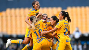 LE BAILAN UN MAMBO A LAS CENTELLAS EN EL VOLCÁN