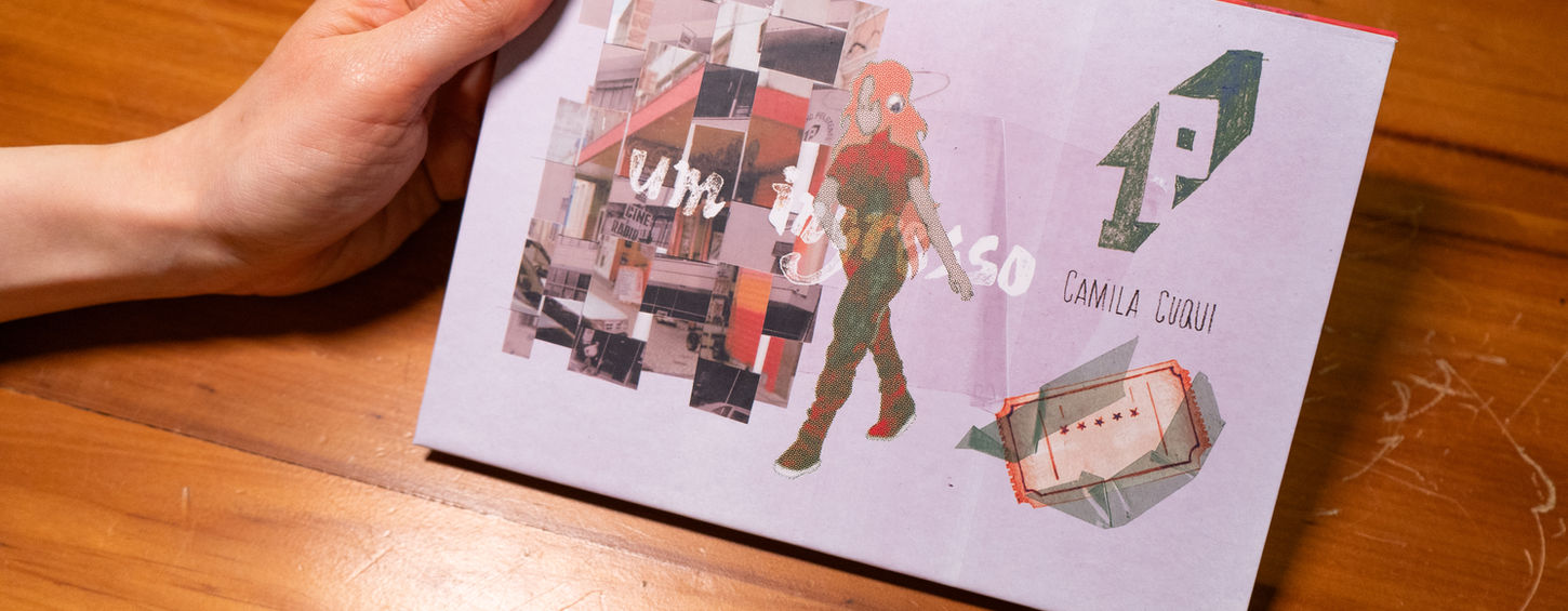 Livro de artista 'Um Ingresso' de Camila Cuqui com encadernação caseira aberto em mesa de madeira, colagem com imagens de cinemas de Pelotas, figura humana e elementos gráficos, técnica mista de desenho e colagem digital.