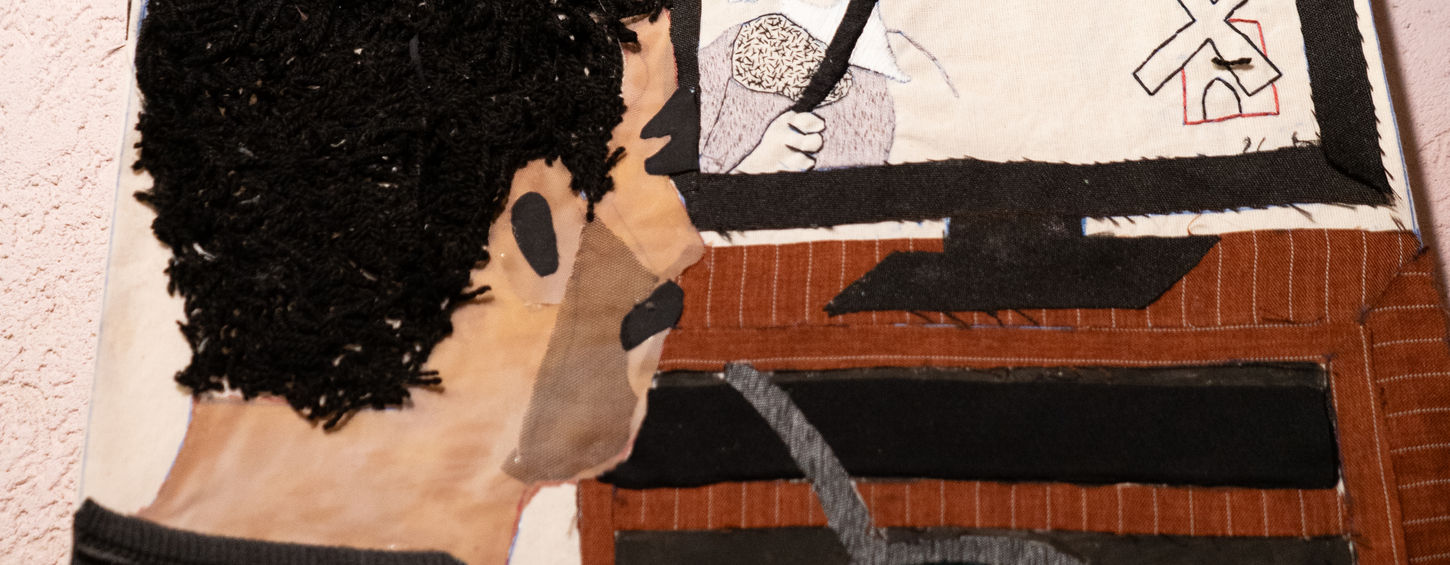 Depois de 50 anos, os créditos" (2025) de Fernanda Machado - painel vertical com três quadros em bordado, feltragem e colagem de tecidos sobre algodão cru, 42x178cm: quadro superior mostra rua e fachada do Cine América, quadro central em preto, quadro inferior com homem sentado tomando chimarrão assistindo filme na TV