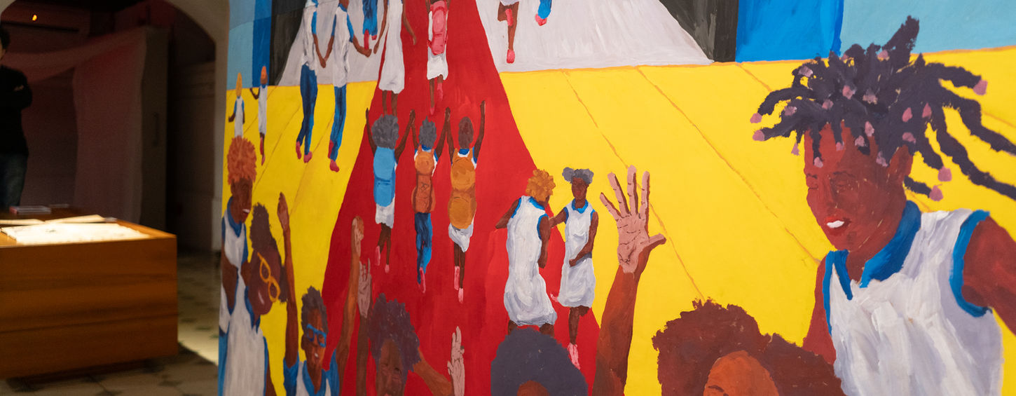 Um espaço só se torna lugar com amor (2025, Lucas Lindo): grande pintura sobre papel pardo com letreiro Cinemas 1 e 2, representando fachada de cinema com tapete vermelho central, diversas figuras humanas de diferentes idades e etnias ocupando o espaço, evocando a dimensão comunitária e afetiva dos antigos cinemas de Pelotas como locais de encontro social