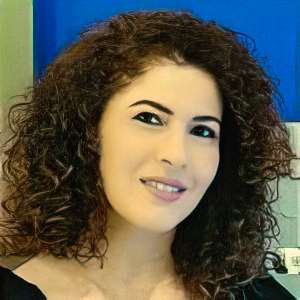 גלית גנאור, אישה עם שיער חום מתולתל, היא חברה משפיעה בקהילת הקהילה. הכריזמה והתשוקה שלה ליצירת קשרים