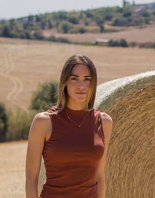 fotografía de chica en campo con tonalidades cálidas