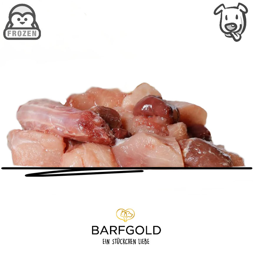 Nahaufnahme von rohen Hühnerstücken, bestehend aus Fleisch und Innereien, präsentiert auf weißem Hintergrund.