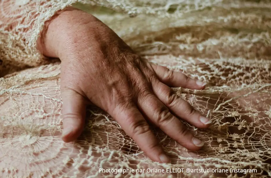 Mains effleurant la peau, une de technique du massage intuitif