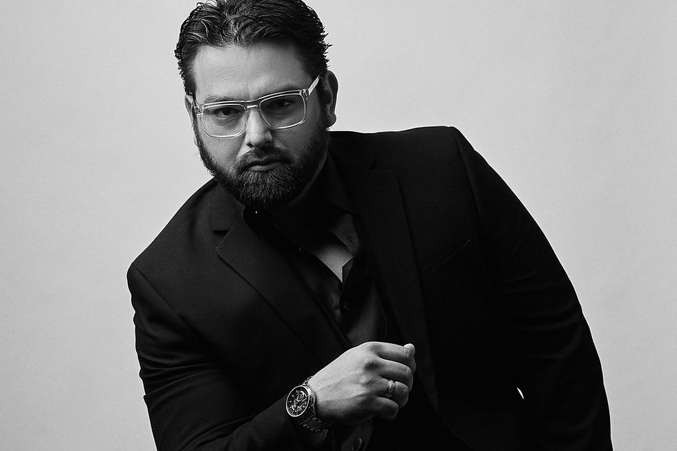 Retrato en blanco y negro de Jesse Brands, emprendedor y estratega de marketing que atiende Edcouch TX.