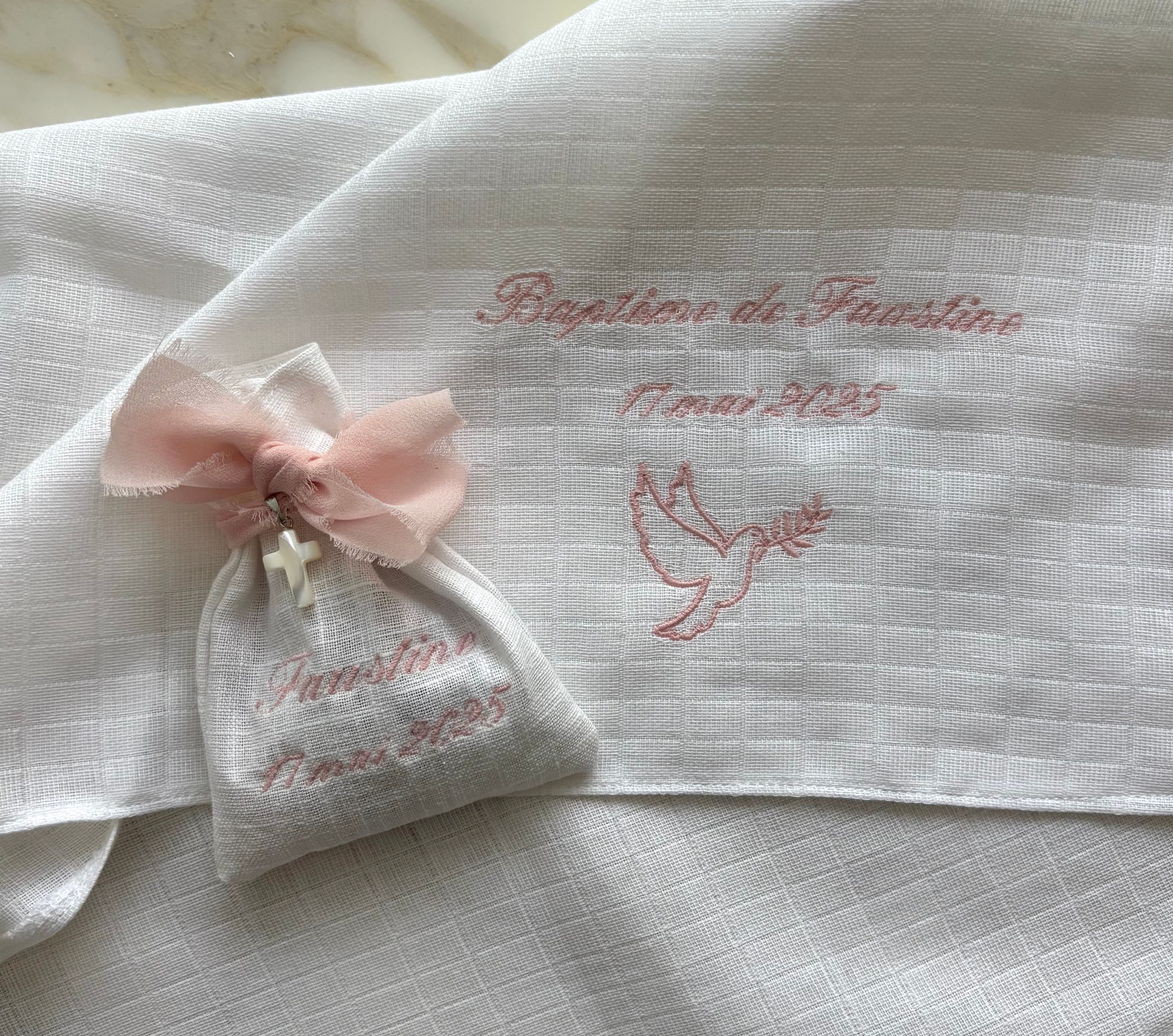Sachet de dragées de baptême avec ruban en mousseline de soie et croix en nacre