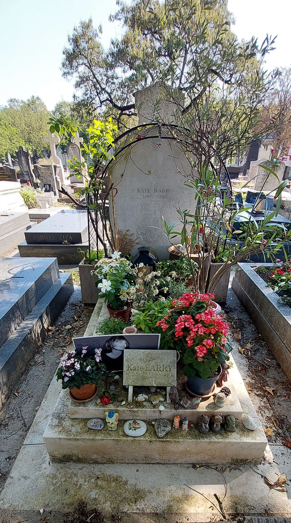 הקבר של ג'יין בירקין. צילום :עליזה גוטמן