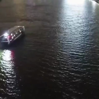 An electric water bus crew rescues a girl from drowning in the Moscow River