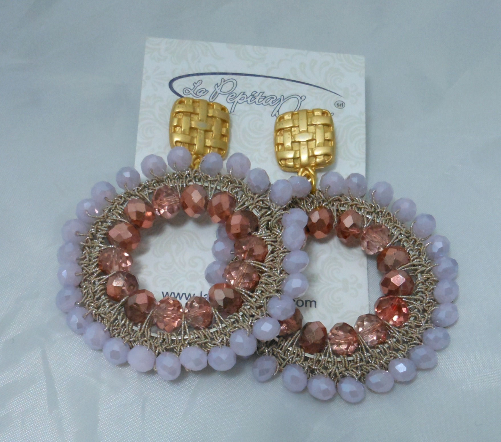 Eleganti orecchini a cerchio con perle rosa e lavanda