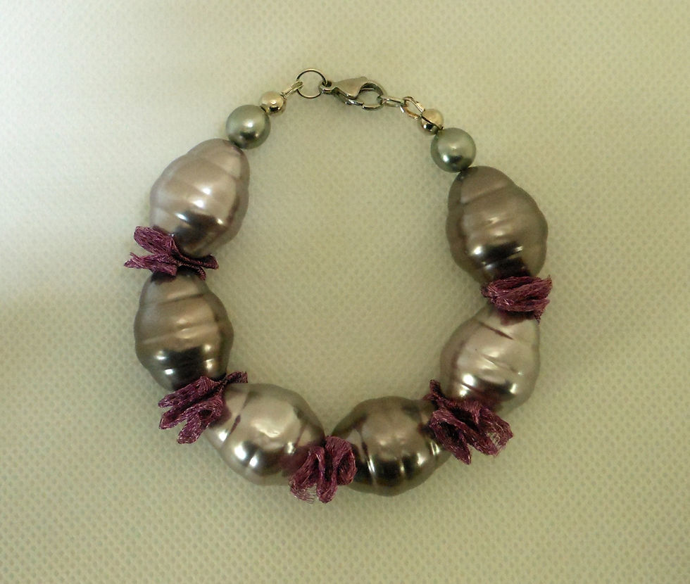 Miniaturbild: Braccialetto con perle scure e dettagli viola