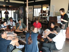 囲炉裏の周りで一休み