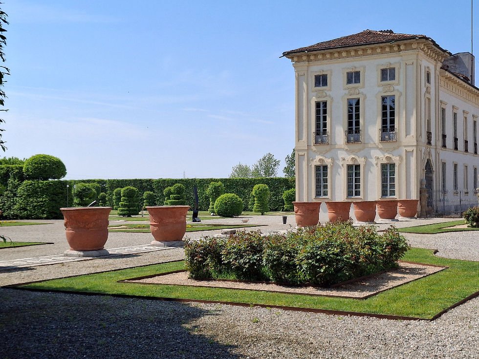 i grandi vasi un tempo utilizzati per i limoni a Villa Arconati