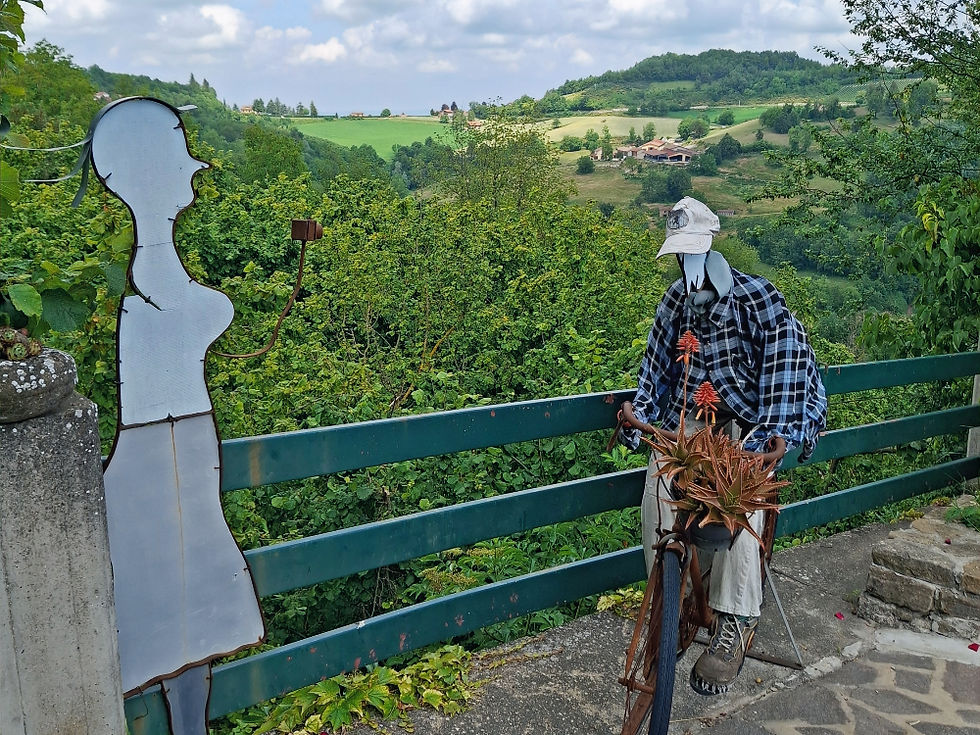 le colline attorno a Bossolasco, il paese delle rose