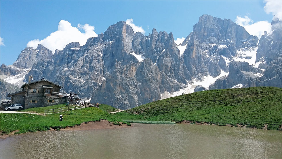 La Baita Segantini con il laghetto e sullo sfondo Le Pale di San Martino