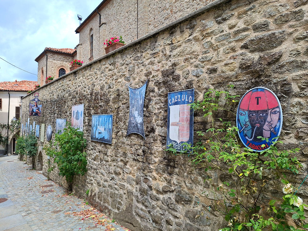 il muro delle insegne di Bossolasco, il paese delle rose
