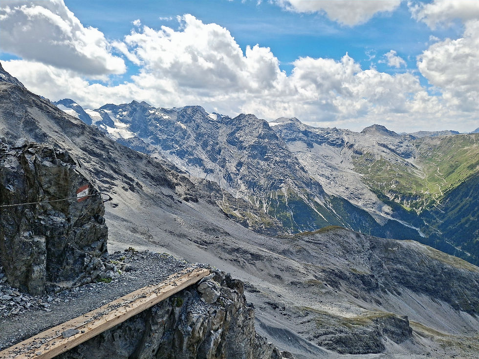passaggi spettacolari verso il Rifugio Payer con vista sullo Stelvio