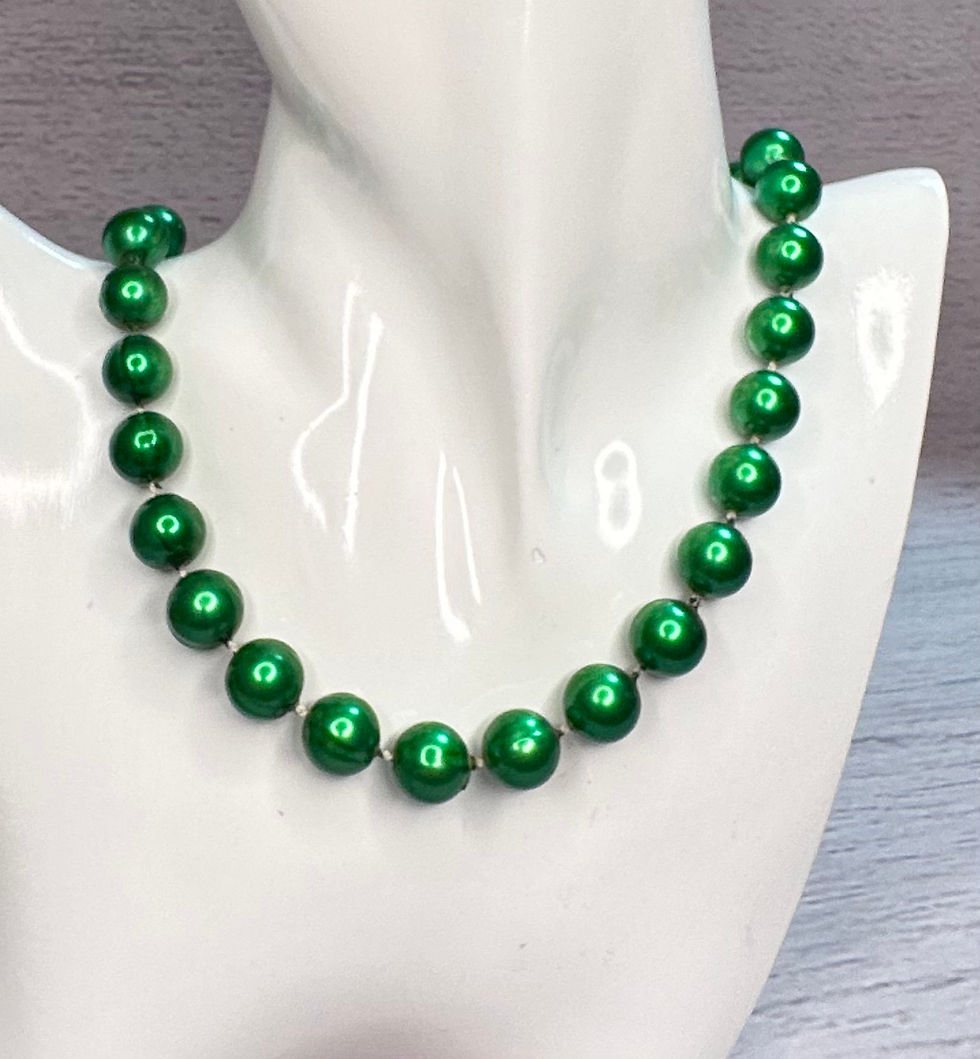 1960s Vintage Pearlised Green Bead Necklace