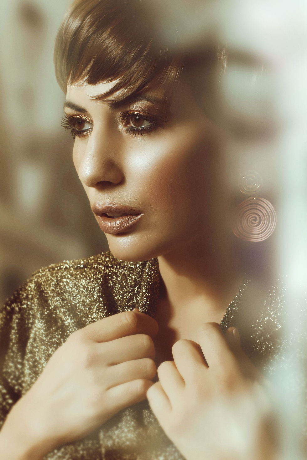 1970s-inspired make-up with warm bronzed skin and glamorous eye colour