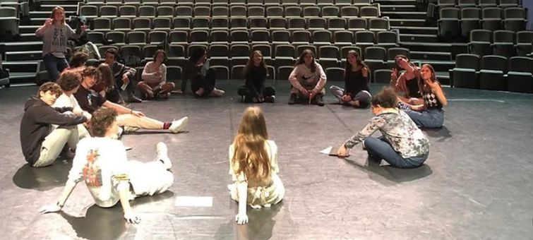 Particiants réunis en cercle lors d'un atelier d'écriture animé par Edith Delarue.